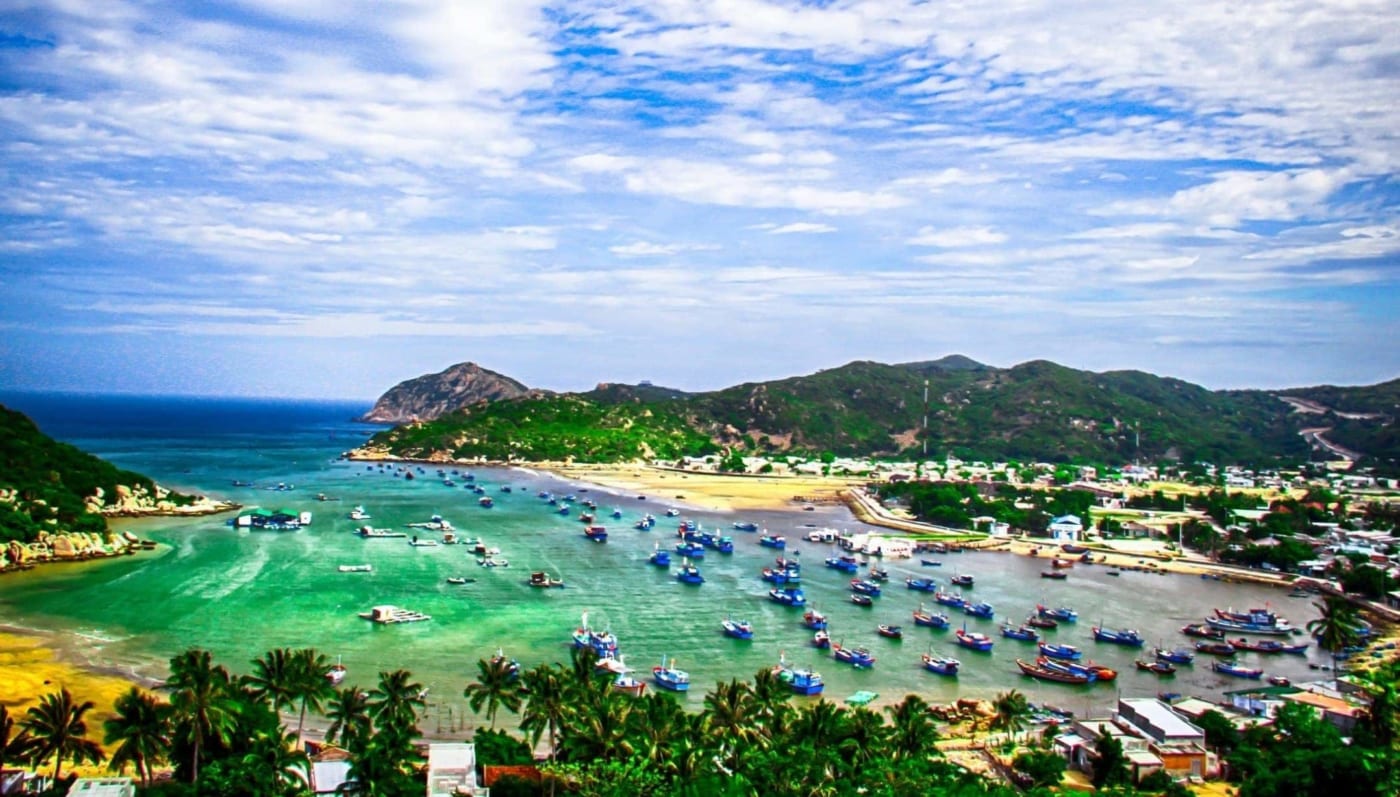 Vịnh Vĩnh Hy như một viên ngọc ẩn mình sau những dãy núi trùng điệp
